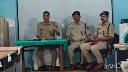 भभुआ: पुलिस केंद्र भभुआ में एसपी ने नव नियुक्त सिपाही के योगदान को संपन्न करने के लिए किया निरीक्षण