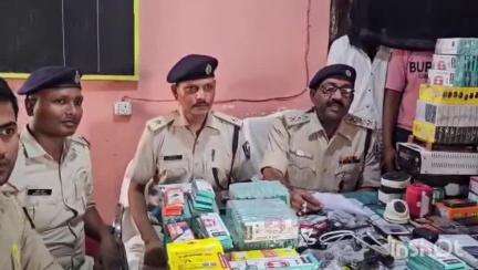 बैकुंठपुर: दिघवा दुबौली बाजार में मोबाइल दुकान में चोरी, पुलिस ने पांच आरोपियों को किया गिरफ्तार