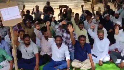 అదిలాబాద్ అర్బన్: ఆదిలాబాద్ కలెక్టరేట్ కార్యలయం ఎదుట స్ట్రీట్ వెండర్స్  ధర్నా