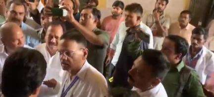 पटना ग्रामीण: PMCH के बाहर एंबुलेंस में 4 घंटे तड़पती रही रेप पीड़िता बच्ची, दरिंदों ने चिरा सीना और पेट