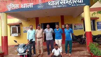 साजा: खम्हरिया थाना पुलिस ने आबकारी एकता के तहत कार्रवाई करते हुए करण सतनामी के कब्जे से 51 पौवा देशी प्लेन शराब किया ज़ब्त