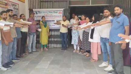 हसनपुर: हसनपुर सामुदायिक स्वास्थ्य केंद्र में विश्व तंबाकू निषेध दिवस पर ली गई शपथ