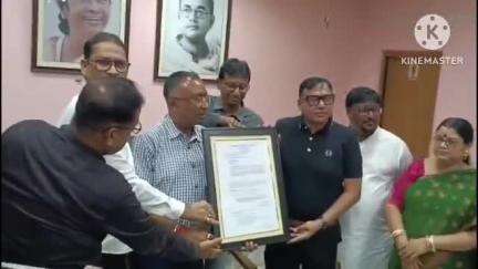 রায়গঞ্জ: রায়গঞ্জ পৌরসভায় আনুষ্ঠানিক ভাবে পৌর কতৃপক্ষের হাতে বাসস্ট্যান্ড স্থানান্তরিত করার জমির কাগজ তুলে দিল রায়গঞ্জের বিধায়ক