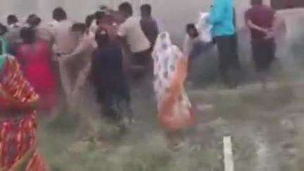 गोंडा: इस्माइलपुर गांव में चकमार्ग की पैमाइश के दौरान ग्रामीणों ने ग्राम प्रधान को पीटा, वीडियो वायरल