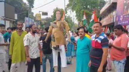 বালুরঘাট: মুখ্যমন্ত্রীর নামে কুরুচিকর মন্তব্য, বালুরঘাটে বাড়ি সংলগ্ন এলাকায় TMC-র তরফে সুকান্ত মজুমদারের কুশপুত্তলিকা দাহ করা হল