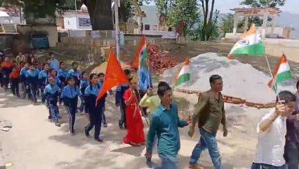पुल्ला गुमदेश: गुमदेश के चमदेवल में भाजपा कार्यकर्ताओं, पूर्व सैनिकों और स्कूली बच्चों ने सेना के सम्मान में तिरंगा शौर्य यात्रा निकाली