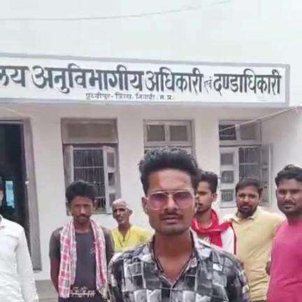 निवाड़ी: पृथ्वीपुर के नयाखेरा के एक दर्जन से अधिक लोगों ने एसडीएम कार्यालय पहुंचकर अपनी मांगों का ज्ञापन सौंपा