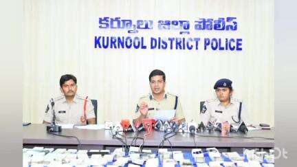 ఆదోని: ఆదోనిలో అంతర్రాష్ట్ర బెట్టింగ్ ముఠా అరెస్ట్.. రూ. 91 లక్షల నగదు, 7 ఫోన్లు స్వాధీనం చేసుకున్నామని, జిల్లా ఎస్పీ వెల్లడి