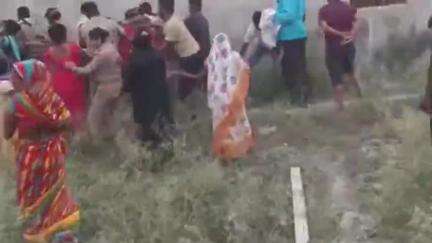 तरबगंज: नवाबगंज के इस्माइलपुर में रास्ते की पैमाइश करने गई राजस्व व पुलिस टीम के सामने ग्रामीणों ने किया विरोध, वीडियो वायरल