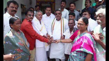 ఏనుగుమర్రి గ్రామంలో లబ్ధిదారులకు పెన్షన్లు పంపిణీ చేసిన డోన్ ఎమ్మెల్యే కోట్ల జయ సూర్యప్రకాశ్ రెడ్డి