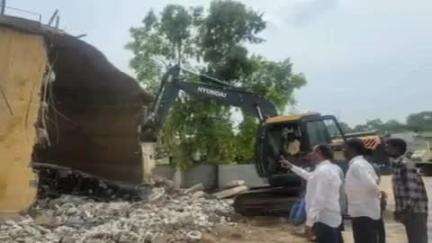 కమలాపురం: కమలాపురం : పట్టణంలోని ఓవర్ హెడ్ ట్యాంకు కూల్చివేత