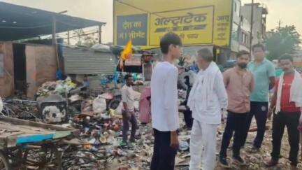 अशोक नगर: वार्ड क्रमांक दो में अतिक्रमण के खिलाफ नगर पालिका अधिकारी की कार्रवाई, ₹5-5 हजार के चालान काटे