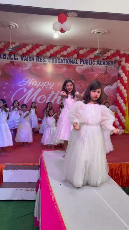 Lill munchkins performing wonder @sbrl academy