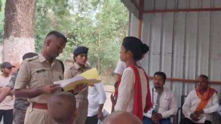 डेहरी: एसपी रोहतास ने डिहरी पुलिस कार्यालय में आमजनों से मुलाकात की, समस्याओं के समाधान का दिया आश्वासन