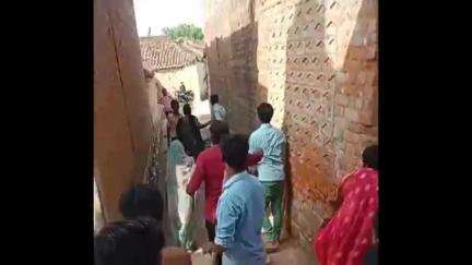 मोठ: समथर थाना क्षेत्र में दबंगों के हौसले बुलंद, पिता-पुत्र को पीटकर किया लहूलुहान, दोनों की हालत नाजुक