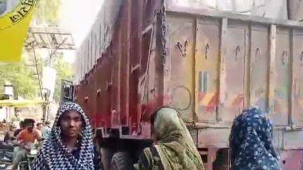महराजगंज: राजेंद्र चौक पर बीच सड़क खराब हुआ ट्रक, वाहन चालकों को हुई परेशानी