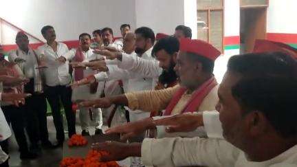 समाजवादी पार्टी पीडीए संकल्प लेते हुए बुलंदशहर जिला कार्यालय पर प्रभारी शकील अहमद शाह प्रदेश सचिव ने संकल्प लेते हुए
