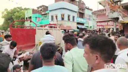 टांडा: युवक की मौत के बाद परिजनों ने रामनगर चौक पर शव रखकर किया प्रदर्शन, पुलिस ने केस दर्ज करने का दिया आश्वासन