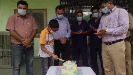 इटावा: इटावा सफारी पार्क में विश्व तोता दिवस पर शेरनी नीरजा के दो शाबकों का मनाया गया प्रथम जन्मदिन