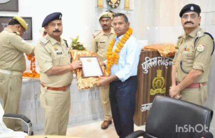 उरई: उरई में पुलिस अधीक्षक ने रिटायर्ड हुए 4 पुलिस कर्मियों को हर माला पहनाकर दी विदाई
