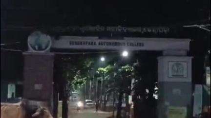 କେନ୍ଦ୍ରାପଡା: କେନ୍ଦ୍ରାପଡ଼ା କଲେଜ ପଡ଼ିଆରେ ମୁଖ୍ୟମନ୍ତ୍ରୀଙ୍କ ଗସ୍ତ କାର୍ଯ୍ୟକ୍ରମ ପାଇଁ ପୁର୍ତ୍ତବିଭାଗ ପକ୍ଷରୁ ରାତିଅଧିଆ ହେଲିପ୍ୟାଡ଼ ନିର୍ମାଣ ଜାରି