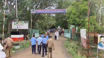 திண்டுக்கல் கிழக்கு: ஈ.பி.காலனி அருகே தமிழக முதல்வருக்கு நன்றி தெரிவித்து போக்குவரத்து தொழிலாளர்கள் வெடி வெடித்து, இனிப்புகள் வழங்கி கொண்டாட்டம்
