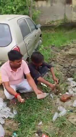 पुपरी: पुपरी थाना परिसर में विभिन्न मामलों में जब्त नेपाली व विदेशी शराब का किया गया विनिष्टीकरण