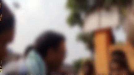 बेल्थरा रोड: प्रेमी को देख पति संग जाने से युवती ने किया इंजार, परिजनों ने बेल्थरारोड रेलवे स्टेशन पर की पिटाई, जुटी भीड़
