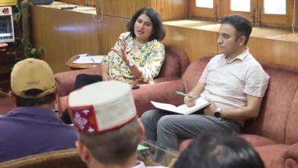 कुल्लू: डीसी तोरुल एस रवीश ने एनएचपीसी के अधिकारियों के साथ परियोजना चरण दो से पानी छोड़ने के कारण हुए नुकसान को लेकर की बैठक