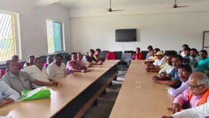 भरनो: प्रखंड कार्यालय सभागार में प्रखंड आपूर्ति पदाधिकारी ने पीडीएस दुकानदारों के साथ बैठक की