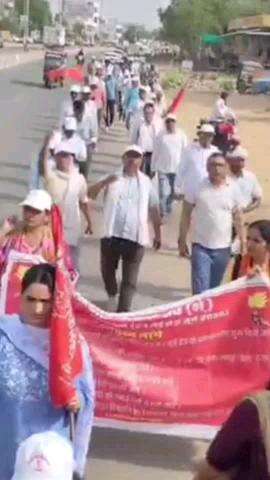 चौमूं: शिक्षकों के स्थानांतरण की नीति व राष्ट्रीय शिक्षा नीति को लेकर शिक्षकों का पैदल मार्च पहुंचा चौमूं