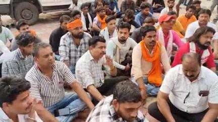 जबेरा: चोपरा में गाय की निर्मम हत्या के आरोपियों को पकड़ने के लिए विश्व हिंदू बजरंग दल ने एसडीओपी को ज्ञापन सौंपा