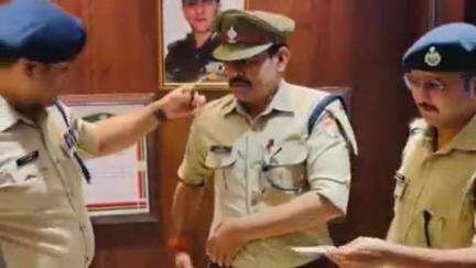 हरिद्वार: जनपद में तैनात 10 दारोगा बने इंस्पेक्टर, रोशनाबाद मुख्यालय में एसएसपी प्रमेंद्र सिंह डोबाल ने पहनाए स्टार