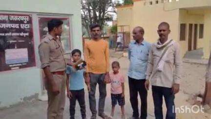 अलीगंज: नथुआपुर तिराहे पर खेलते-खेलते 6 साल की बच्ची 2 किलोमीटर घर से दूर निकली, परेशान देख राहगीरों ने डायल 112 को दी सूचना