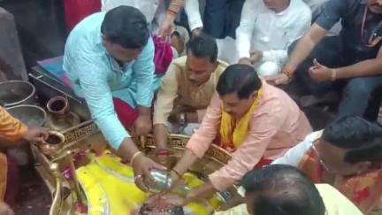उज्जैन शहर: मुख्यमंत्री डॉ. मोहन यादव ने अंगारेश्वर महादेव मंदिर में किया पूजन-अभिषेक