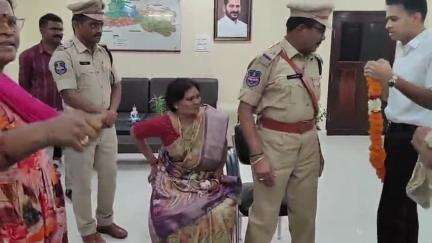 అదిలాబాద్ అర్బన్: డీపీవో కార్యాలయంలో రిటైర్డ్ ఎస్ఐలను సన్మానించిన జిల్లా ఎస్పీ అఖిల్ మహాజన్