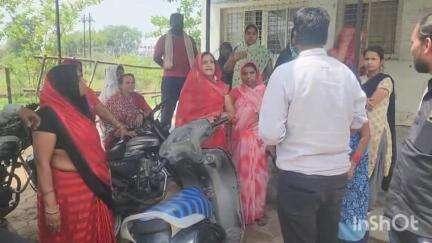 विदिशा नगर: रामायणी कॉलोनी में काटे गए थे विद्युत कनेक्शन, बिजली कंपनी के कार्यालय पहुंचे लोगों ने की वैध कनेक्शन देने की मांग