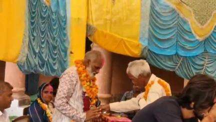 डिंडौरी: करौंदी गांव के माध्यमिक शाला में शिक्षक के सेवानिवृत्त होने पर विभाग ने दी शानदार विदाई