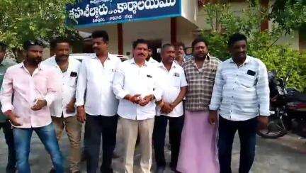 పిఠాపురం జగ్గయ్య చెరువు కాలనీలో రేషన్ షాప్ కు చర్యలు తీసుకోవాలని కౌన్సిలర్ పూసలయ్య విజ్ఞప్తి