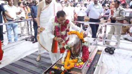 उज्जैन शहर: केंद्रीय राज्य मंत्री ने विश्व प्रसिद्ध बाबा महाकाल मंदिर में किए दर्शन