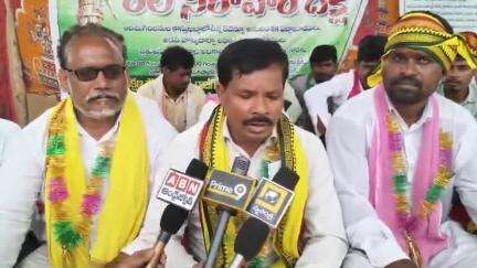అసిఫాబాద్: ఆదివాసుల సమస్యలు పరిష్కరించాలని ఆసిఫాబాద్ కలెక్టరేట్ ఎదుట రిలే నిరహార దీక్ష