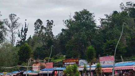 கொடைக்கானல்: இயல்பு நிலைக்குத் திரும்பிய கொடைக்கானல் மற்றும் அதன் சுற்றுவட்டார பகுதி சுற்றுலாப் பயணிகள் வரத்து அதிகரித்ததால் பொதுமக்கள் மகிழ்ச்சி