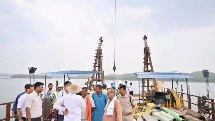रामपुर नैकिन: सीधी सांसद डॉक्टर राजेश मिश्रा ने ग्राम गजरी में बन रहे इंटर वॉटर टैंक का किया औचक निरीक्षण