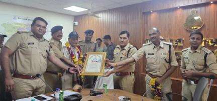 बड़वानी: सहायक उपनिरीक्षक पंढरी सोलंकी हुए सेवानिवृत्त, पुलिस अधीक्षक कार्यालय में SP ने दी विदाई