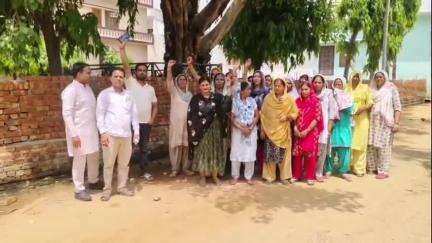 अमरोहा: अमरोहा में कैलसा बाईपास रोड पर कॉलोनी का रास्ता हुआ बंद, लोग हुए परेशान #jansamasya
