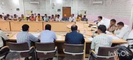 बलिया: जिलाधिकारी की अध्यक्षता में कलेक्ट्रेट सभागार में जिला स्तरीय उद्योग बंधु एवं व्यापार बंधु की हुई बैठक