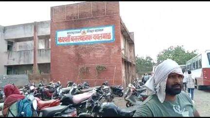यवतमाळ: शहरातील बसस्थानक येथे अज्ञात चोरट्याने महिलेच्या बॅगमधील 65 हजाराचा मुद्देमाल केला लंपास ; अवधुतवाडी पोलीस ठाण्यात गुन्ह