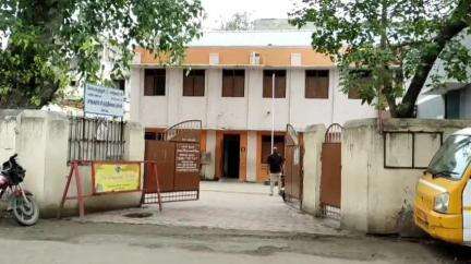 கோவை தெற்கு: நாளை மறுநாள் பள்ளிகள் திறக்கப்பட உள்ள நிலையில் கோட்டைமேடு மாநகராட்சி பள்ளியில் வகுப்பறைகள் அனைத்தும் தூய்மைப்படுத்தும் பணிகள்