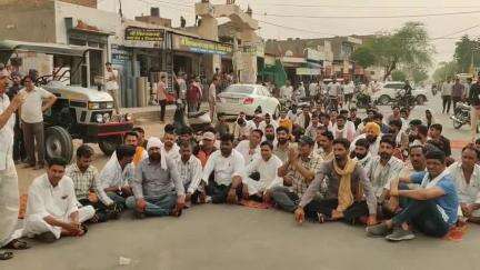 सूरतगढ़: बिजली समस्या को लेकर सड़क पर उतरे लोग, वार्ड 2 और 3 के निवासियों ने त्रिमूर्ति मंदिर मार्केट में किया धरना प्रदर्शन