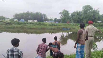 সৃজনগ্ৰাম: মেজিষ্ট্ৰেটৰ উপস্থিতিত কয়াকুজিয়া মীন মহলত অবৈধ মাছ ধৰাৰ বিৰুদ্ধে অভিযান প্ৰশাসনৰ, জব্দ মাছ ধৰাৰ সামগ্ৰী সহ স্কুটি